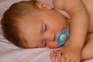 Un chupete (chupón) puede ayudar a tu bebé a calmarse y a inducirse a sí mismo al sueño.