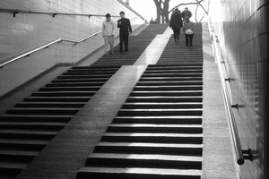Encuentra escaleras exteriores para entrenar con aire fresco.