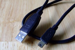 Necesitarás un cable USB con un conector Mini-B para transferir los videos de una videocámara sin una tarjeta SD.
