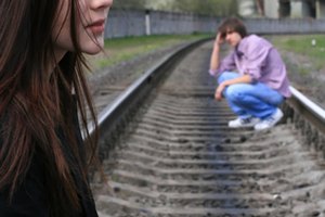 Si tu novio parece emocionalmente distante, puede que te esté engañando.