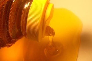 Los azúcares simples y las bacterias que combaten las enfermedades son los principales beneficios de la miel natural.