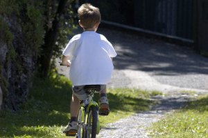 Una dieta saludable combinada con algo de actividad física o algún deporte, ayudará a que tu hijo recupere niveles saludables de los triglicéridos.