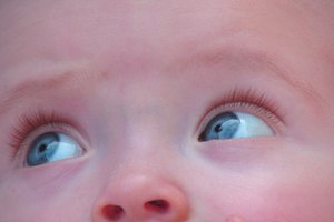 Lava el rostro de tu bebé diariamente para mantener su piel limpia.