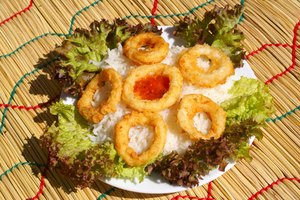El calamar frito es mucho más alto en grasa que el calamar crudo.