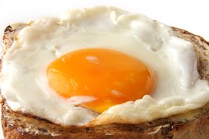Come huevos y tostadas de grano entero para el desayuno, para ayudar a la concentración mental.