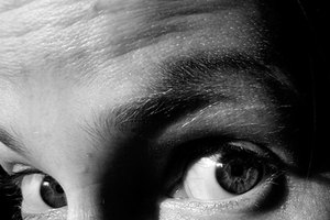 Mírate en el espejo cuando hagas el ejercicio de levantar las cejas.