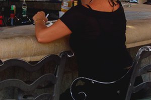 Alguien puede tener un problema de alcoholismo si constantemente bebe solo.