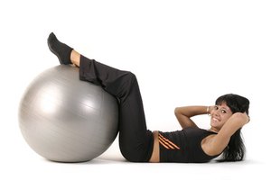 Los abdominales con una pelota pueden crear mayor resistencia.