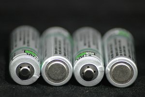 Utiliza un cargador de baterías recargables.