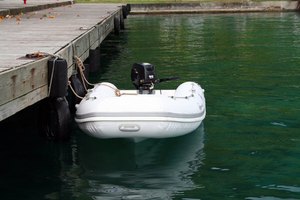 Bote con motor fuera de borda.