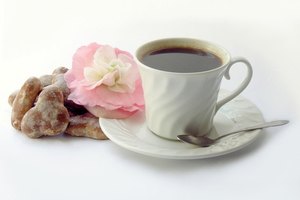 La miel en el té puede calmar la tos.
