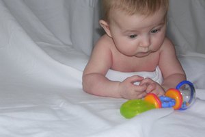 Observar y jugar con los juguetes permite a los niños desarrollar habilidades físicas y cognitivas necesarias.