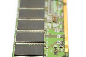 El comando MSINFO32 muestra la cantidad de RAM en una computadora con Windows 98 o más.