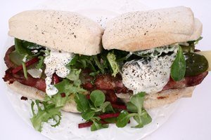 Comer una comida alta en algunos carbohidratos puede causar una caída del azúcar en sangre.