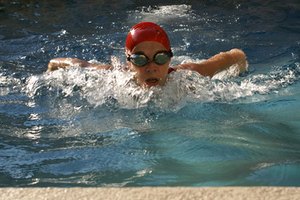 Las gafas y los gorros de baño pueden ser herramientas útiles para los principiantes.