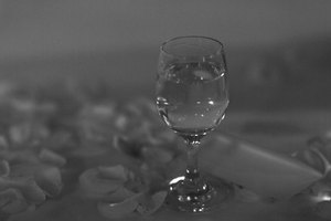 Si estás buscando ahorrar calorías, el vodka y el vino pueden ser buenas opciones.