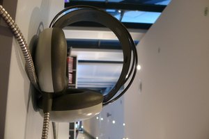 No trates de grabar sin auriculares al monitorear la grabación mediante los parlantes de la computadora.
