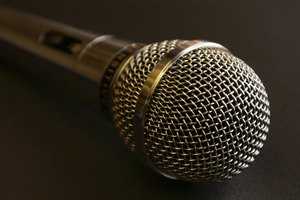 Conecta una máquina de karaoke a un sistema de sonido envolvente con cables de audio estándar.