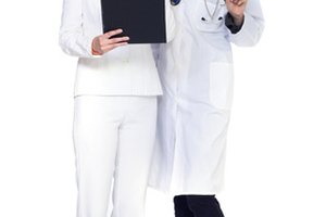 Las enfermeras reportan los resultados de las pruebas al médico cuando se reciben.