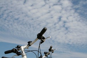 Las direcciones roscadas tienen una tuerca de seguridad por encima del tubo de dirección de la bicicleta.