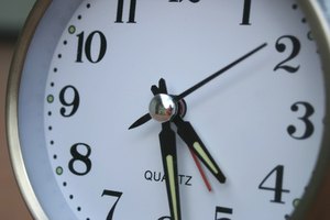 Los relojes análogos de cuarzo utilizan un motor tradicional de pasos para avanzar las manecillas.