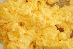 Come huevos en el desayuno para mantener tu apetito bajo control.