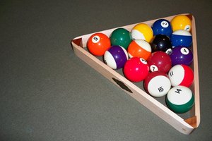 Antes de comenzar un juego de pool, necesitarás configurar la mesa para jugar.