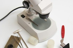 Un estereoscopio genera imágenes tridimensionales del objeto que está siendo estudiado.