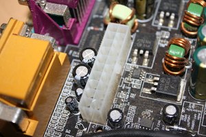 Este conector de alimentación blanco es un típico 20 pin ATX.