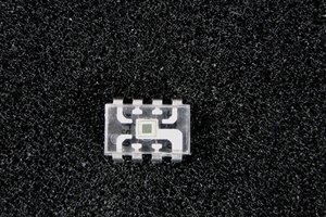 Los cristales están hechos de sílice fundido y tienen electrónicos aplicados mediante la fotolitografía.