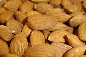 Come un puñado de nueces dos veces al día para añadir grasas y calorías a tu dieta.