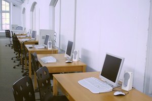 La seguridad en línea es también muy importante en la escuela.