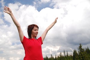 Siente los brazos suaves y libres de vello al depilarte con cera.