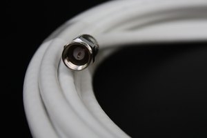 Una sección del cable coaxial con una conector adjunto tipo F.