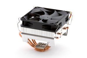 El ventilador de la CPU por lo general descansa sobre el procesador.