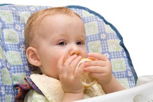 Un limón amargo provee una estimulación sensorial amplia para un niño pequeño con un paladar sensible.