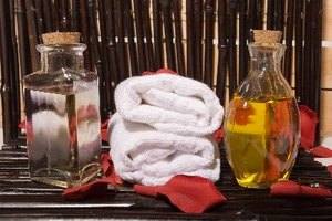 Cómo utilizar un aceite para masajes que genere sensación de calor.
