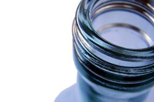 Una botella llena de 16 onzas (500 ml) de agua pesa aproximadamente una libra.