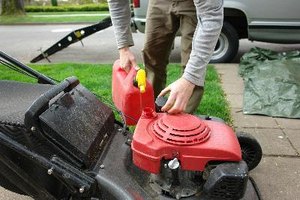 Hay tres maneras de localizar el número de modelo en un motor Briggs & Stratton.