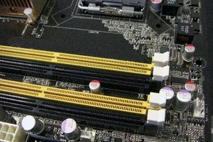 Determinar la capacidad máxima de memoria RAM de tu computador basado en el número de sockets vacios.