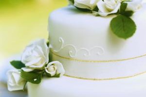 Ciaran Griffin/Stockbyte/Getty Images Whether your cake is simple or elaborate, freezing the layers before decorating offers several advantages.