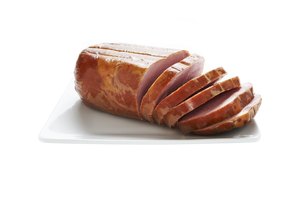 El nitrito de sodio convierte la carne de cerdo en jamón, dándole el color rosado y sabor salado.