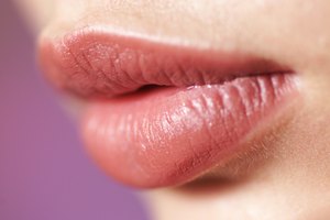 Sigue unos simples pasos para mejorar tus labios agrietados.