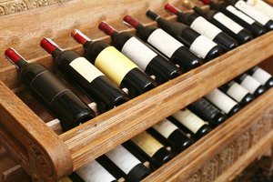 Botellas de vino en una bodega.