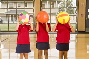Niños jugando quemados.
