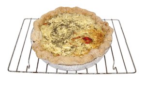Hornea el quiche hasta que esté dorado y firme.