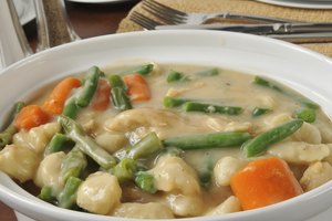 El almidón de maíz es una sustancia en polvo utilizada para espesar sopas, salsas y otros líquidos.