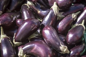 Berenjenas a la venta en un mercado.