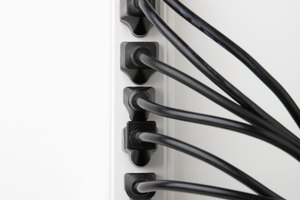 Quita los tornillos para acceder a los cables del enchufe.