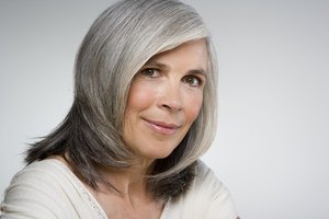 Cabello gris y blanco.